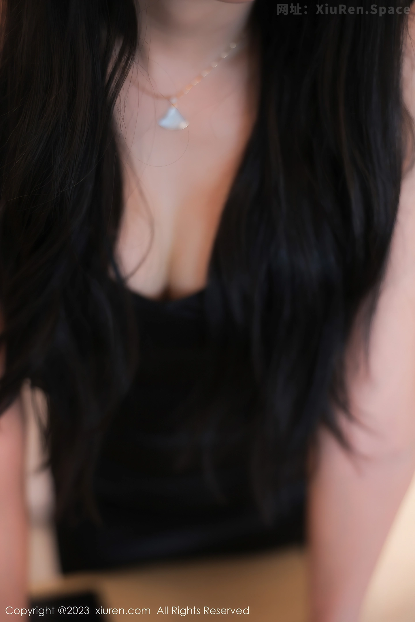 图片[6]-[XiuRen秀人网]2023.05.10 VOL.6708 S纯一 黑色紧身吊带连衣裙与内衣加黑丝美腿性感私房写真集-秀人网官方网站